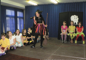 "Baba Jaga u dentysty" - archiwalne zdjęcie z przedstawienia szkolnego 05.03.2011
