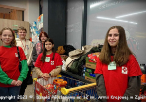 Uczniowie Szkolnego Koła CaritasSP12 zbierają produkty żywnościowe w sklepach BIEDRONKA