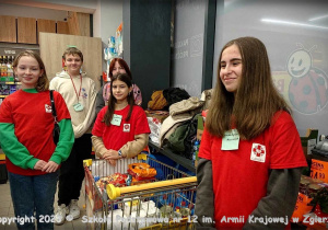 Uczniowie Szkolnego Koła CaritasSP12 zbierają produkty żywnościowe w sklepach BIEDRONKA