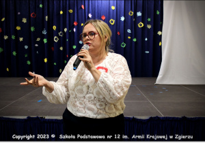 Pani dyrektor Małgorzata Kuzan-Rybikowska rozpoczyna uroczyste obchody Dnia Niepodległości