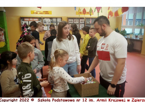 Pan Jarosław Olobry nadzoruje losowanie wróżb przez uczniów