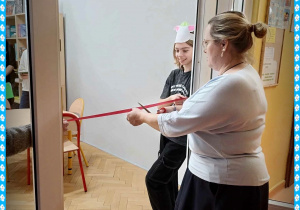 Dyrektor szkoły Pani Małgorzata Kuzan-Rybikowska przecina wstęgę inauguracyjną