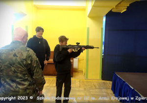 Uczniowie szkoły podczas szkolenia strzeleckiego
