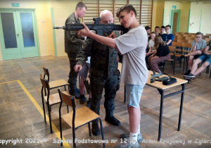 Uczniowie szkoły podczas szkolenia strzeleckiego