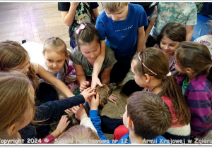 Uczniowie naszej szkoły podczas spotkania z pracownikami schroniska dla zwierząt