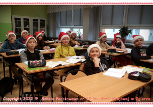 Uczniowie przebrani w świąteczne nakrycia głowy uczestniczą w zajęciach lekcyjnych