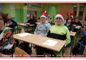 Uczniowie przebrani w świąteczne nakrycia głowy uczestniczą w zajęciach lekcyjnych