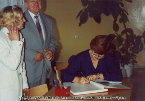 Wizytator Szkół Podstawowych - mgr Bogumiła Kunikowska wpisuje się do księgi pamiątkowej