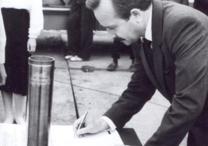 Prezydent miasta Zgierza W. Orczykowski składa swój podpis pod aktem erekcyjnym