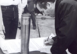 Przewodniczący Wojewódzkiej Rady Narodowej M. Serwiński składa swój podpis pod aktem erekcyjnym